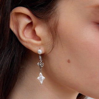lit. twin snakes dancing wildly Earring